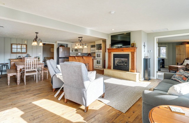 Cozy Table Rock Lake 'Boathouse' w/Pool Access