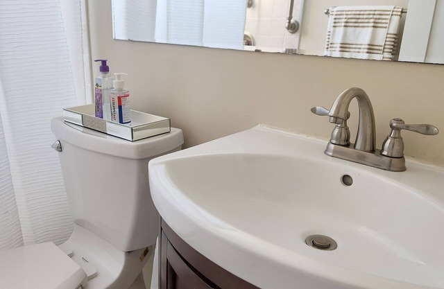 Cozy townhome located 5 miles from Washington DC, close to historical Old nTowne