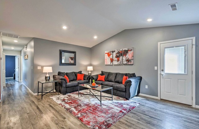 Cozy Townhome w/Lake View ~ 10 Mi to Wichita