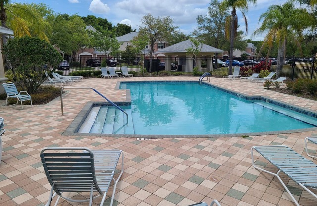 Cozy Townhouse 5 mins from Restaurants & Outlets, 20 mins from Downtown Tampa