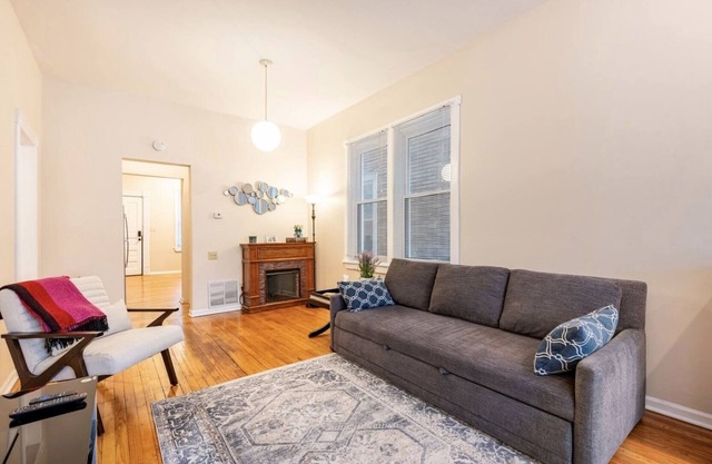 Cozy two bedroom close to Wrigley Field