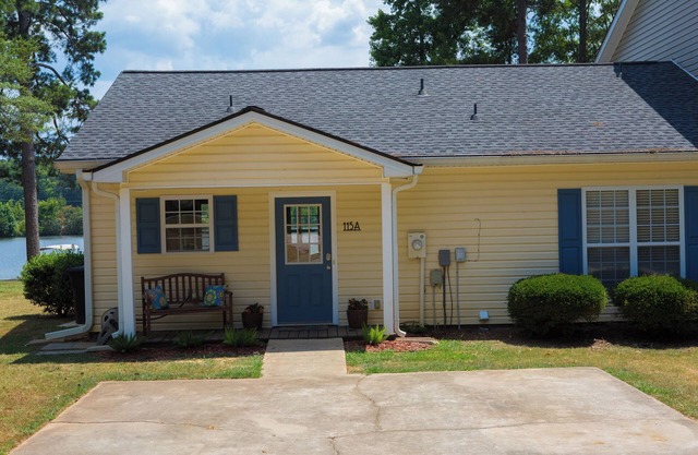 Cozy updated waterfront cottage/duplex on Lake Oconee.