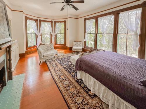 Cozy Victorian Apartment Downtown Sleeps 5