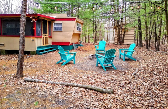 Cozy vintage hilltop getaway - great Poconos location!