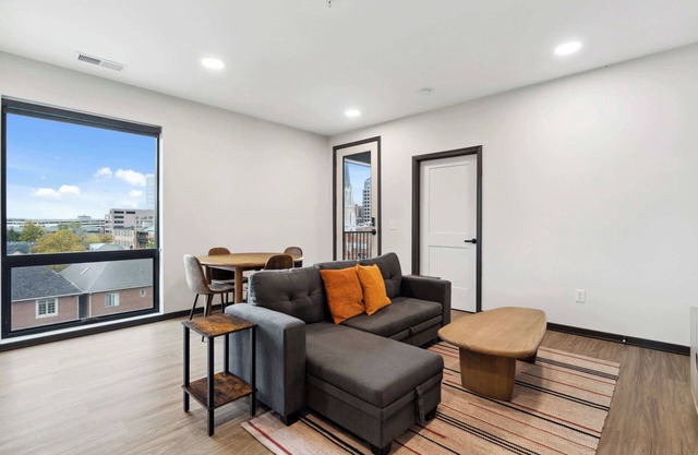 CozySuites Mass with parking, lounge & roof deck #26