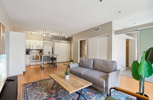 CozySuites Mill District with pool, gym #01