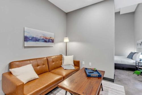 CozySuites Modern 1BR in Downtown Pitts #14