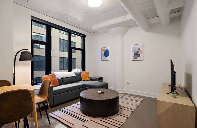 CozySuites NLG - Modern 1BR condo #04