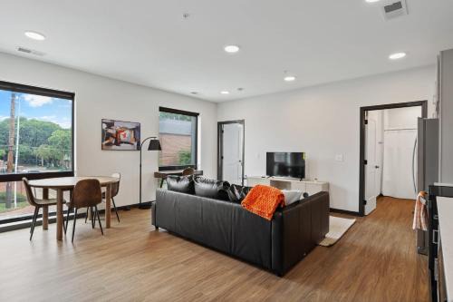 CozySuites on Mass with garage parking #9
