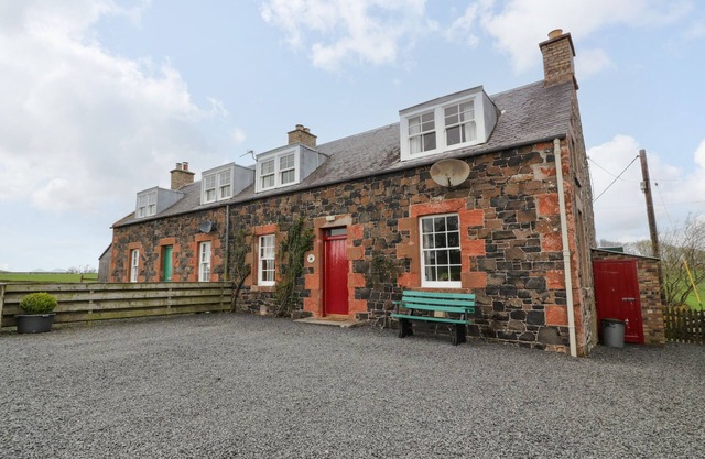 CRAGGS COTTAGE, pet friendly, with open fire in Kelso