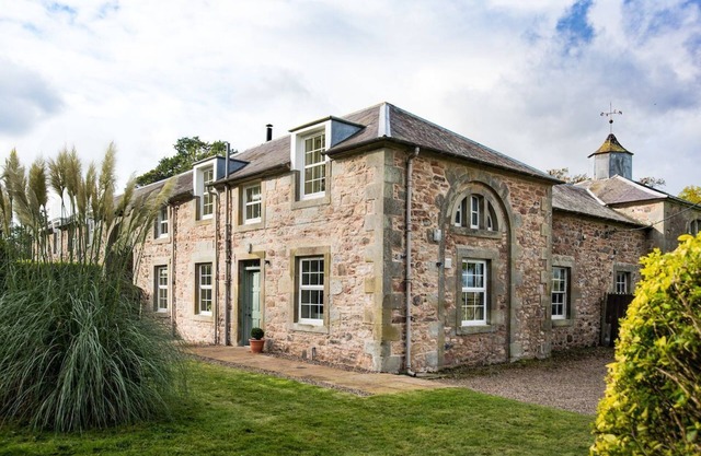 CRAILING COACH HOUSE - Superb, Renovated Property in a Country Setting, Sleeps 4