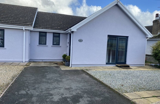 CRANFORD COTTAGE, pet friendly, with a garden in Pembroke