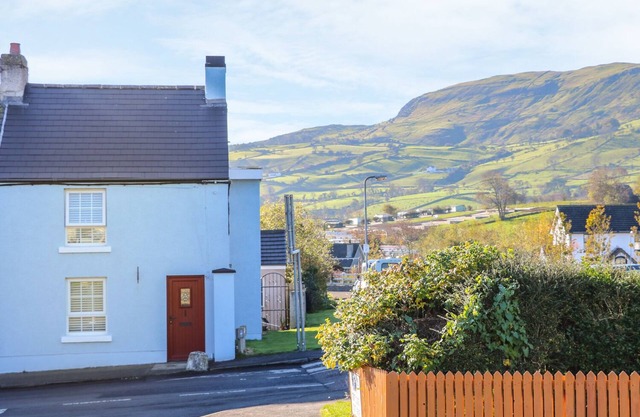 CRANNY CORNER, pet friendly, character holiday cottage in Carnlough