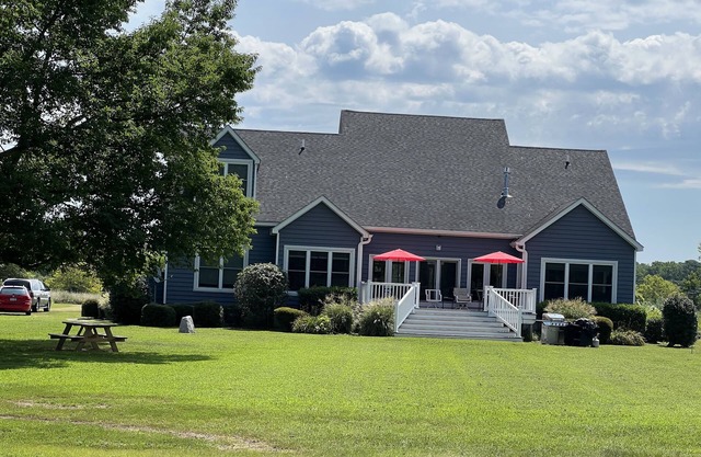Creek waterfront home adjunct to Chesapeake, Beach, Fishing, Golf, Wineries