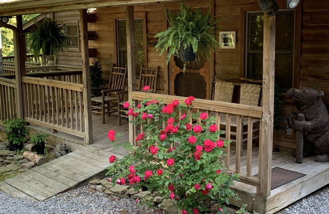 Creekhouse secluded cabin on Creek in the mountains of northern Alabama