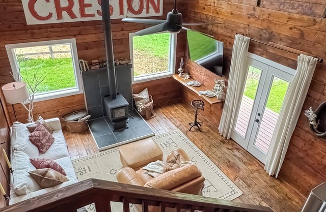 Creston Inn #3 - Rustic Barn, King Bed w/stairs, close to West Glacier