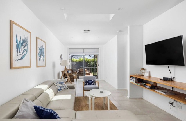 Crisp Stylish Family Villa, near Beach Pets also welcome! Free Wifi+Netflix