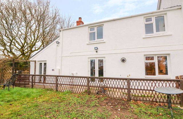 CROOKED HILL COTTAGE, pet friendly, with hot tub in Ammanford