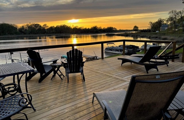 Crooked Lake, Angola Indiana Large Waterfront Home-Family Vacation Retreat