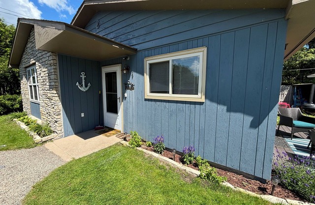 Crooked Lake Cottage with shared sandy beach and boat dock!