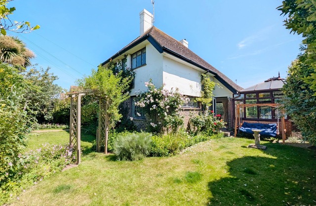 Culver End - Felpham - a cottage that sleeps 6 guests in 3 bedrooms