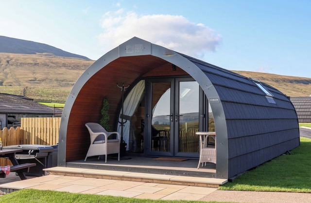 CURLEW, family friendly, with hot tub in Ingleton