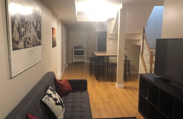 Cute appartement close to green subway line in quiet neighborhood.