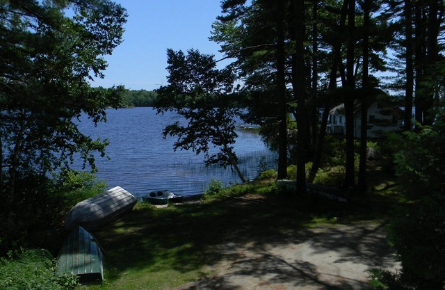 Cute Boathouse Cottage (Top floor) with lake views on Pemaquid Lake