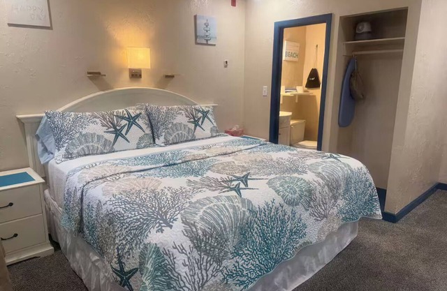 CUTE, CLEAN KING BED & PRIVATE BATH/WEEKLY/WALK TO MAIN ST.