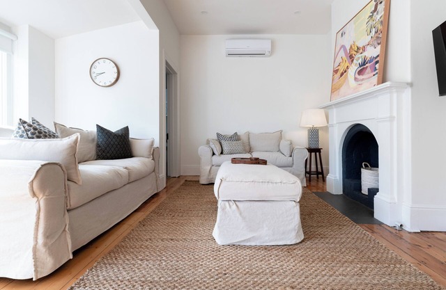 Cute & Comfortable Cottage: Near City with Parking