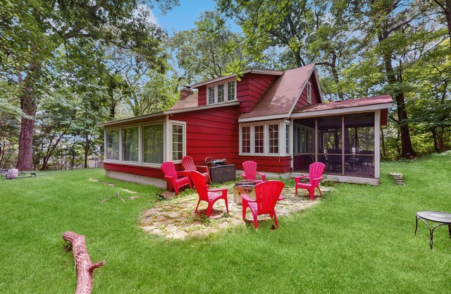 Cute Cottage by the Lake W/Private Hot Tub, Firepit, Screened Porch & Fast WiFi
