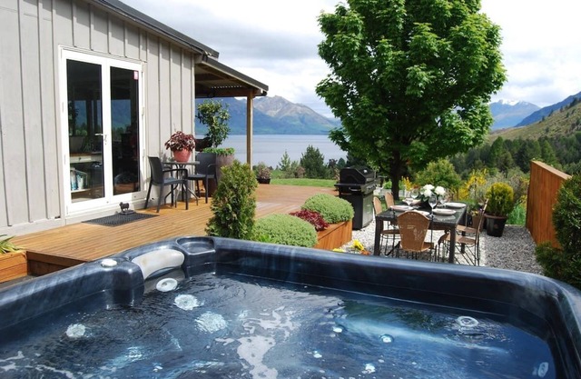 Cute Cottage with Hot Tub & Uninterrupted Lake Views