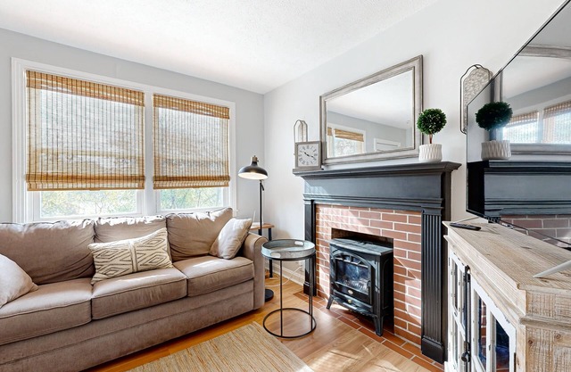 Cute dog-friendly cozy one bedroom apartment w/full kitchen, WiFi, streaming TV