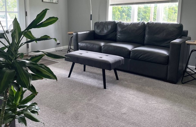 Cute House Only Minutes from Airport w/ Workspace!