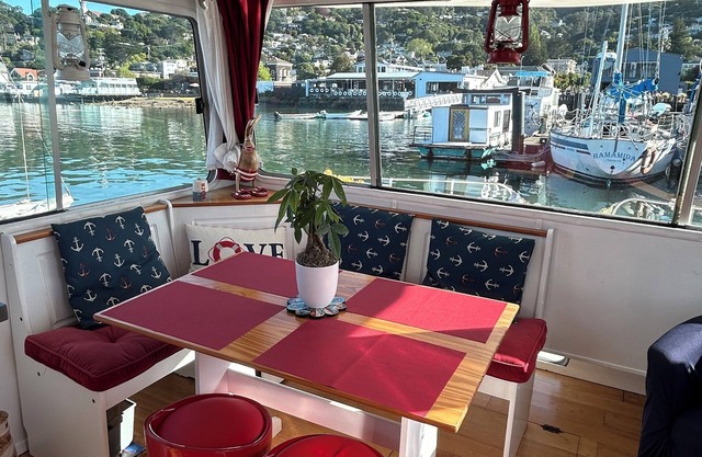 Cute houseboat, amazing location! Extremely walkable to restaurants and shops