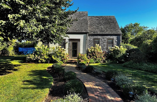 Cute, Quiet, Comfortable, Centrally Located, Outdoor Shower, Large Yard, BBQ