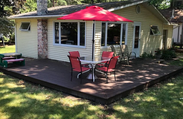 CUTE RETRO cabin, RELAX here, AC, Lake view, big yard, assoc. dock, pet friendly