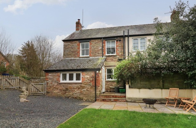 CWMBACH COTTAGE, family friendly, with open fire in Glasbury