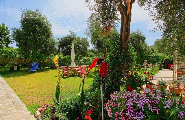 Dalia Apartment: Beautiful gardens, near beach, sleeps 4