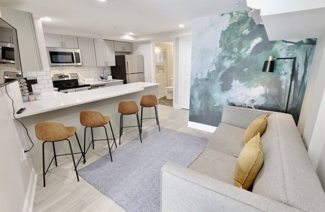 Darling Apartment in Capitol Hill - TWO min to Metro!