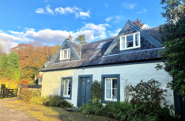 Darroch Beag Cottage, private shore front location, pet friendly, very quiet.