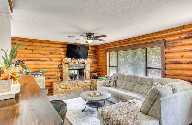 Davis Cabin w/Fire Pit: Close to Turner Falls!