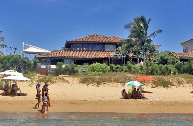 Dazzling house direct on the sand of Ferradura Beach with 7 suites