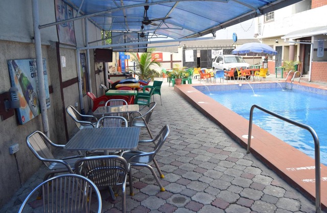 De'elites Pool Bar & Inn