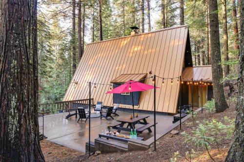 Deck and EV Charger Pet-Friendly Arnold Cabin!