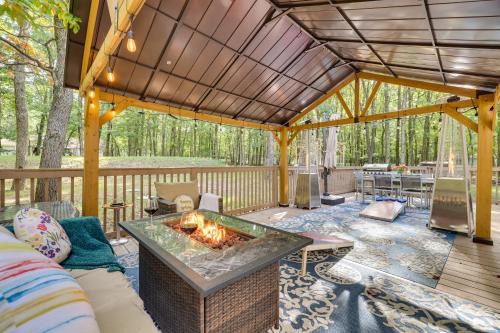 Deck and Fire Pits Immaculate Poconos Lodge!