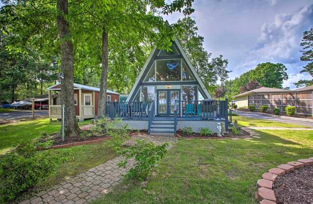 Deck, Boat Slip + Views: Lake Hamilton Cabin!