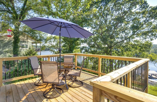 Deck & Grill: Lake of the Ozarks Cabin in Warsaw