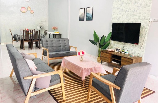 Deena Homestay (Utan Aji)