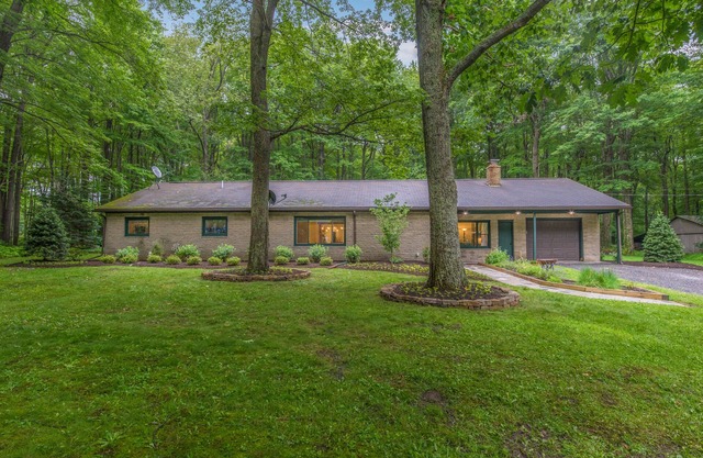 Deep Creek Lake and Wisp just minutes away, includes pass to CARC (pool/gym)